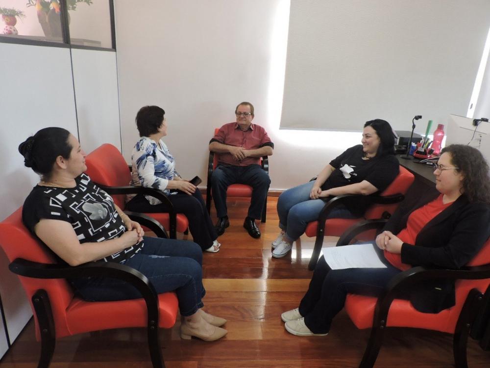 Reunião foi coordenada pelo prefeito Nilson e pela secretaria de educação Eliane (Foto: Divulgação)