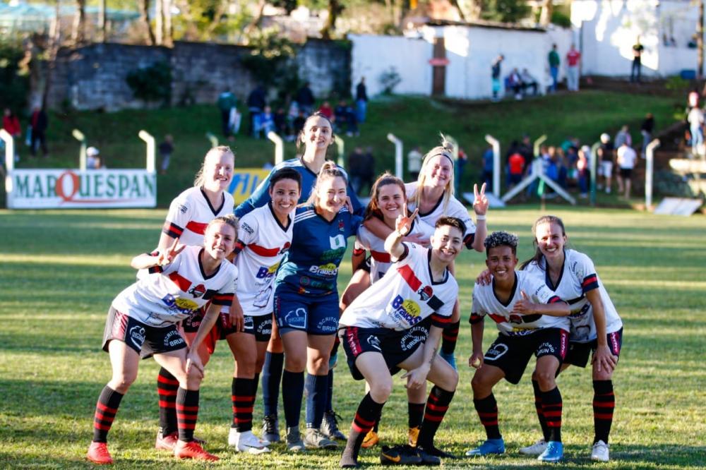 As Gurias iniciaram a competição com uma grande goleada (Foto: Eduarda Fortes)