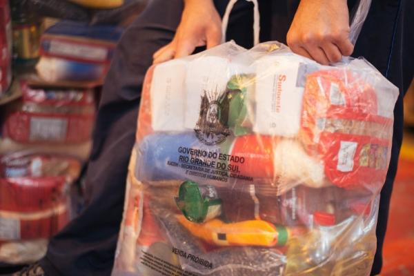 Ao todo, aproximadamente 280 toneladas de alimentos serão levadas para todas as regiões do Rio Grande do Sul (Foto: Maurício Tonetto/SJCDH)