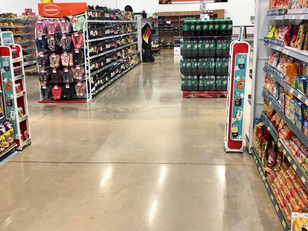 Na passagem de fevereiro para março, a queda só não foi maior porque o setor de supermercados e alimentos teve alta de 14,6% (Foto: Diones Roberto Becker)