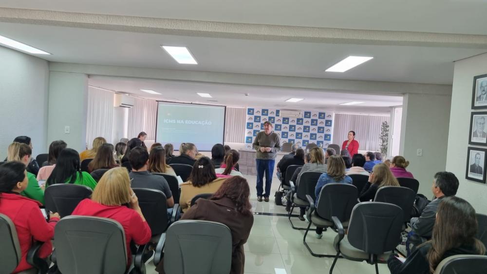 Osmar Kuhn explicou as modificações para os gestores de educação (Foto: Divulgação)