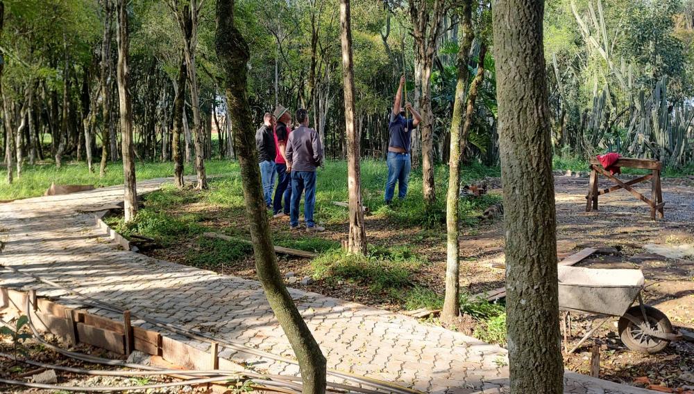 Equipe fez vistoria no bosque para instalar iluminação no espaço público (Foto: Divulgação)