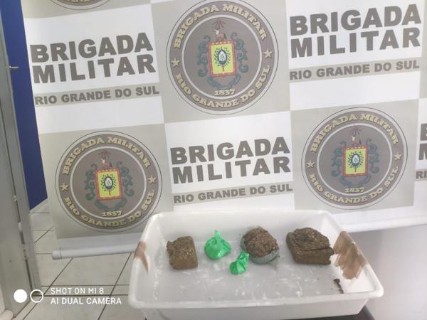 Drogas estavam dentro de um pacote preto deixado na área do canil da casa prisional de Três Passos (Foto: Divulgação/BM)