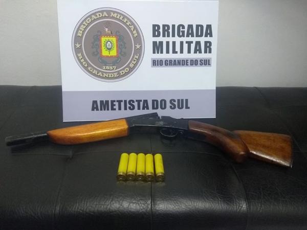 Espingarda e munições apreendidas com o adolescente (Foto: Divulgação/BM)