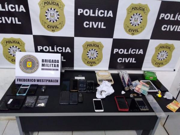 Ação conjunta resultou ainda na apreensão de cinco porções de cocaína e duas porções de maconha, além de telefones celulares (Foto: Divulgação/Brigada Militar)