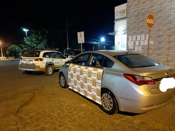 Automóveis tinham sido furtados horas antes em uma loja do segmento de vendas de veículos localizada no centro da cidade de Três Passos (Foto: Divulgação/7º BPM)