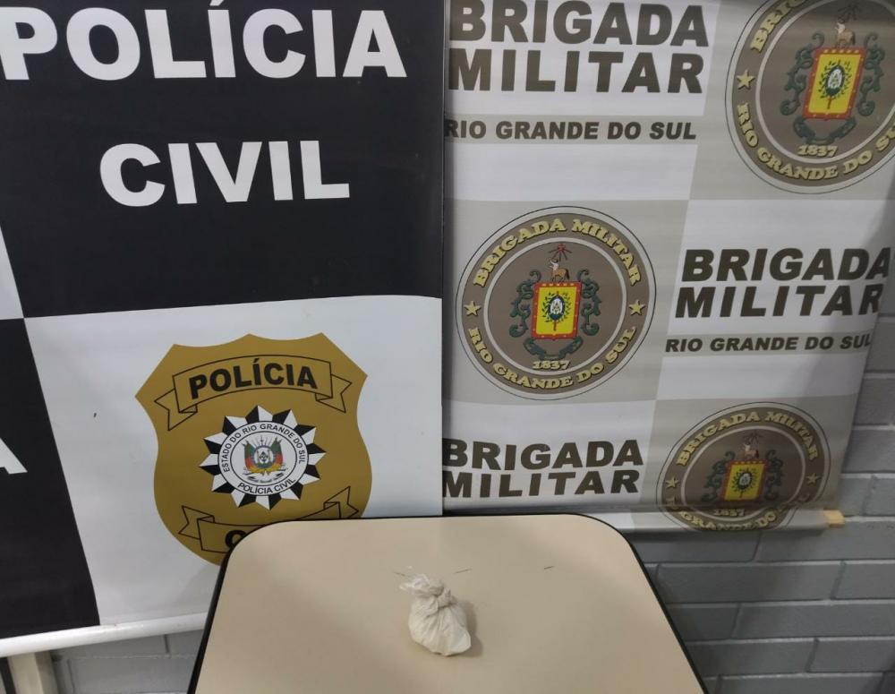 Na revista, foi encontrado um invólucro contendo 56 gramas de cocaína (Foto: Divulgação | BM)