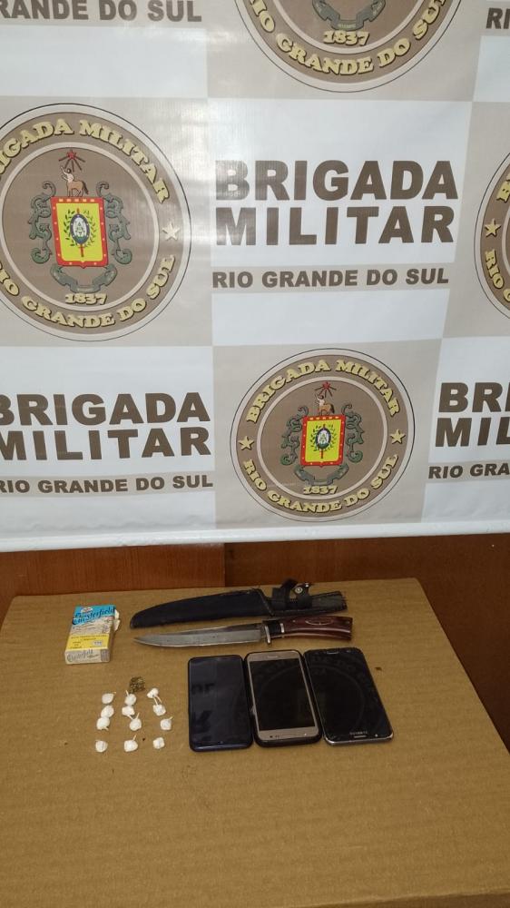 Com eles, foram encontradas 12 buchas de cocaína e um tablete de maconha, além de facas (Foto: Divulgação | BM)