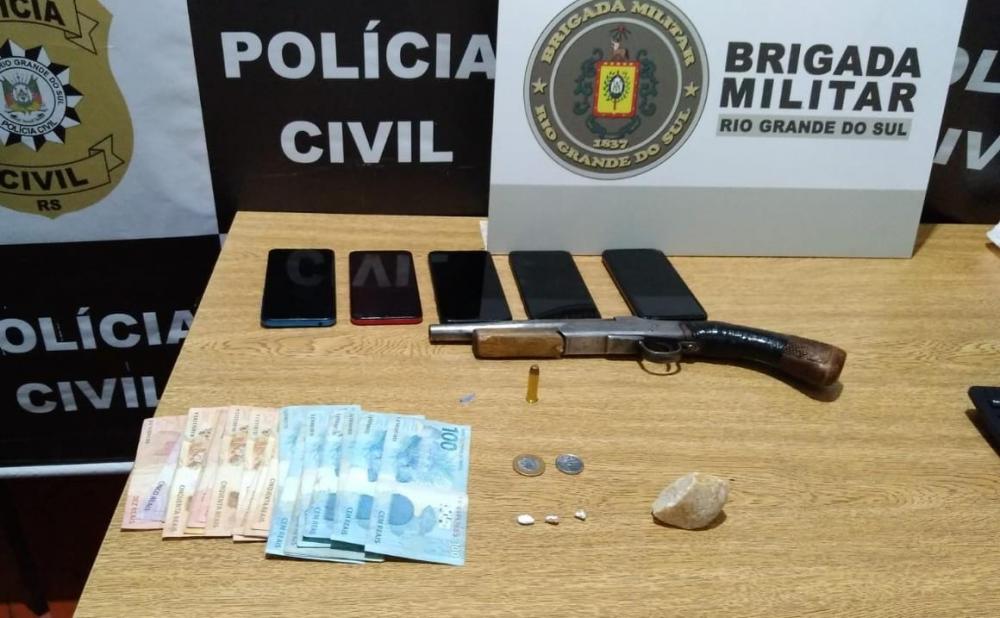 Arma de fogo e entorpecentes foram apreendidos durante cumprimento de mandado de busca (Foto: Divulgação | BM)