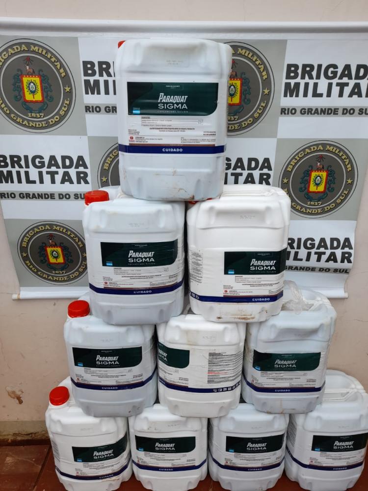 Galões de defensivos agrícolas de origem estrangeira apreendidos na sexta-feira (12/8) (Foto: Divulgação | BM)