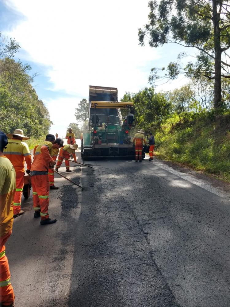 Trabalhos prosseguem na ERS-330 entre Miraguaí e Redentora (Foto: Divulgação)