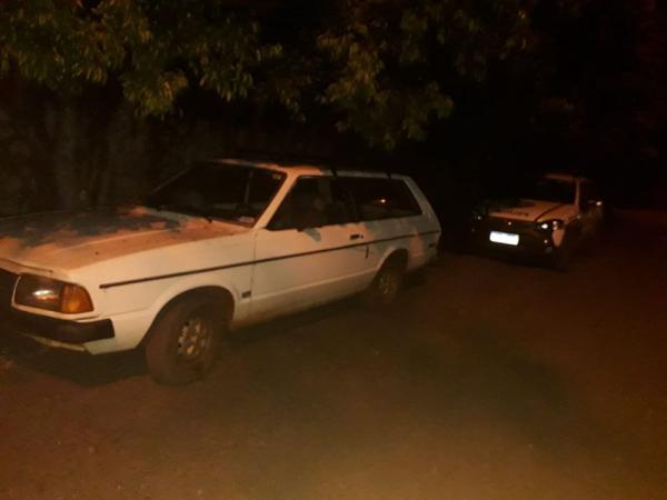 Automóvel estava abandonado em via pública (Foto: Divulgação/BM)