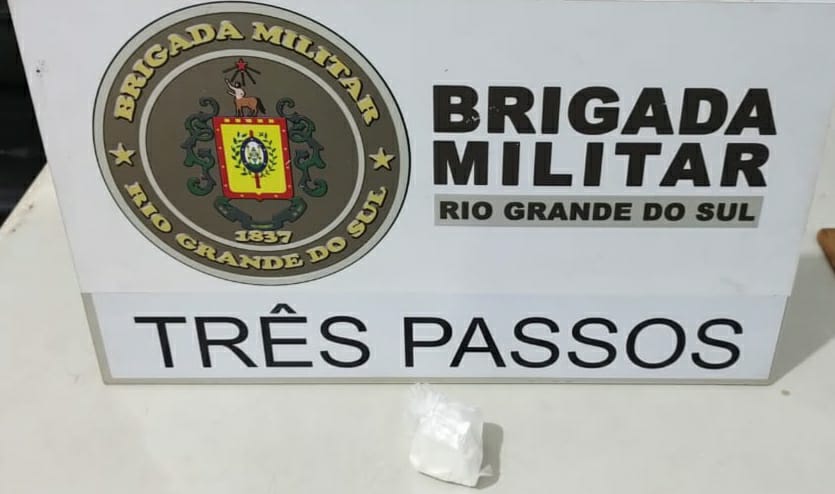 Bucha com cocaína foi encontrada na posse da passageira de um taxi (Foto: Divulgação)