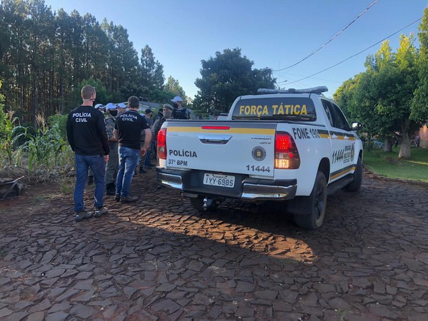 Equipes realizaram buscas com a ajuda de cães farejadores (Foto - Josias Marques/In Foco RS)
