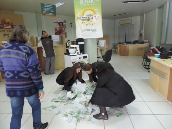 Sorteio realizado na manhã da última sexta-feira (Foto: Divulgação/Cresol Tenente Portela)