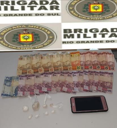 Com o acusado foram encontrados entorpecentes como crack e cocaína (Foto: Divulgação/Brigada Militar)