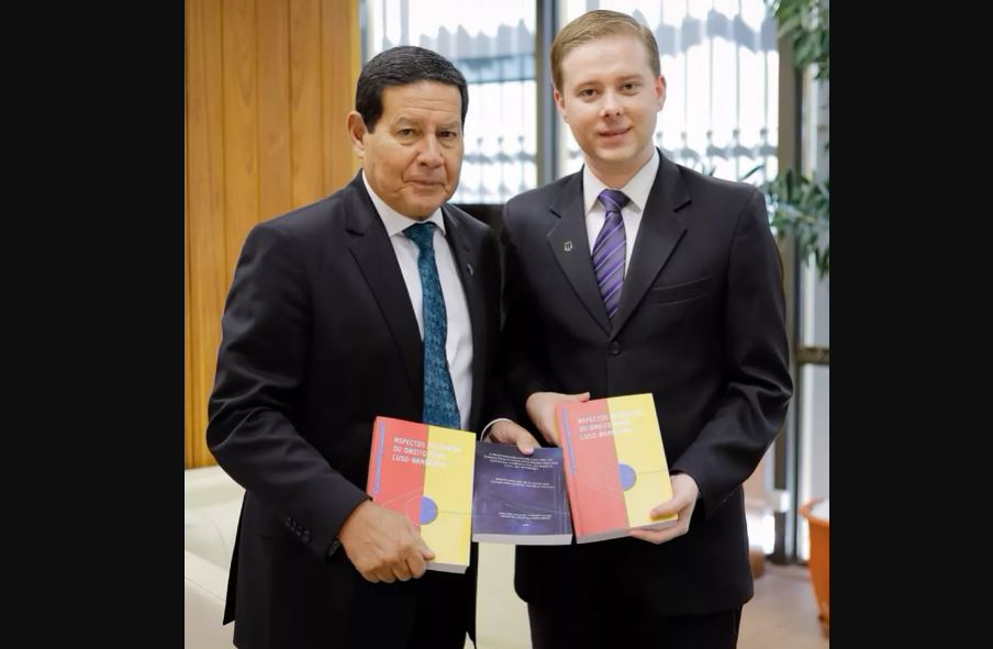 Encontro com o vice-presidente Hamilton Mourão foi registrado pelo ex-estagiário em seu site (Foto: Reprodução)