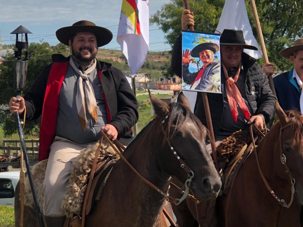 Giordano e Volmir com a imagem do tradicionalista Milton Sganderla (Foto: Rádio Província)