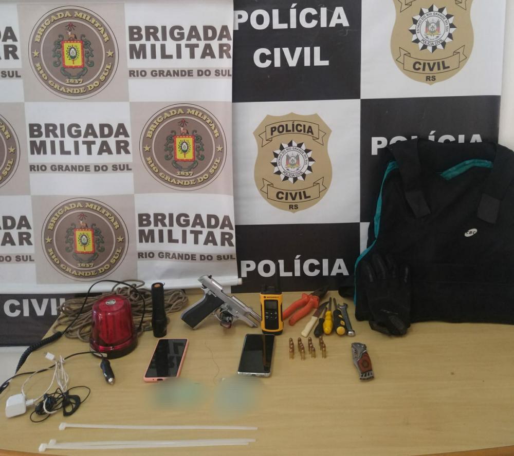 Materiais apreendidos durante a ação da Brigada Militar e da Policia Civil (Foto: Divulgação)