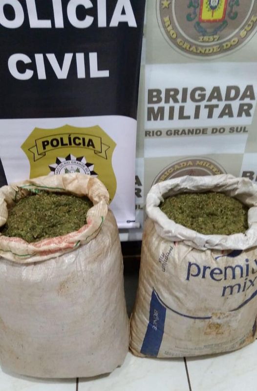 Drogas estavam sendo transportadas em dois sacos (Foto: Polícia Civil/Divulgação)