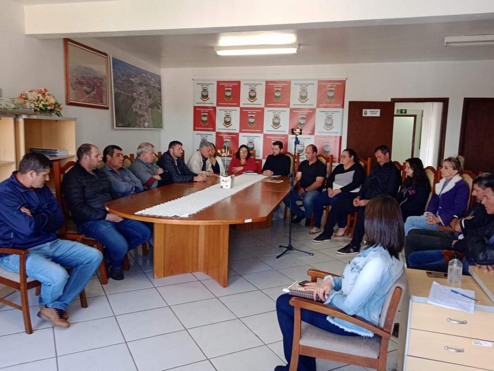 Promulgação ocorreu no gabinete do prefeito Locatelli (Foto: Divulgação)