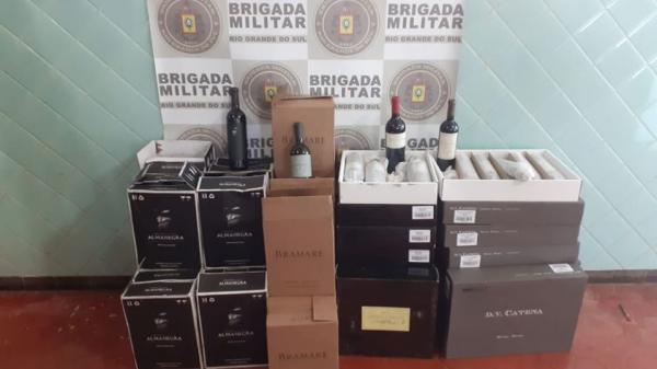 Ao todo, os policiais militares apreenderam 395 garrafas de bebidas de origem estrangeira (Foto: Divulgação/7º BPM)