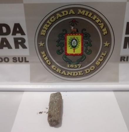 Pacote com a substância foi localizado em uma casa desabitada no centro da cidade de Tenente Portela (Foto: Divulgação/Brigada Militar)