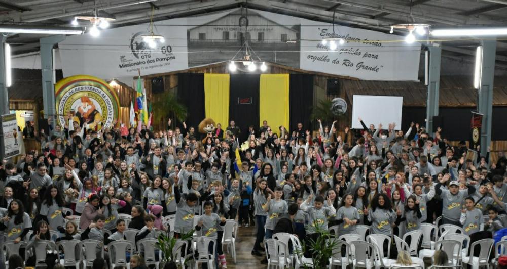 Mais de 300 crianças foram formadas através do programa (Foto: Divulgação)