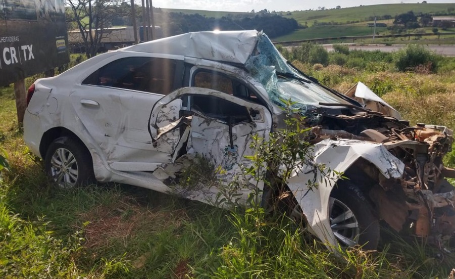Veículo teve perda total (Foto: Divulgação)