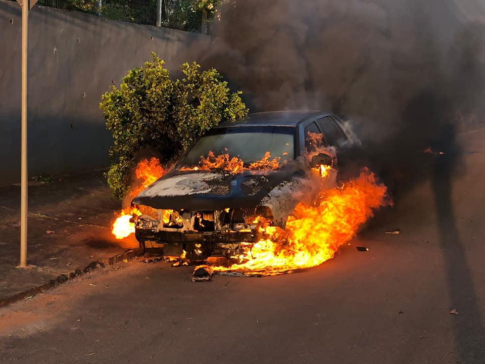 Veículo VW/GOL foi consumido pelo fogo (Foto: Seguidor)