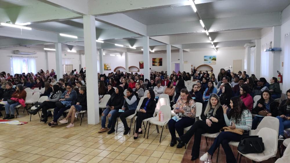 Seminário está ocorrendo na Cripta da Igreja Católica (Foto: Divulgação)