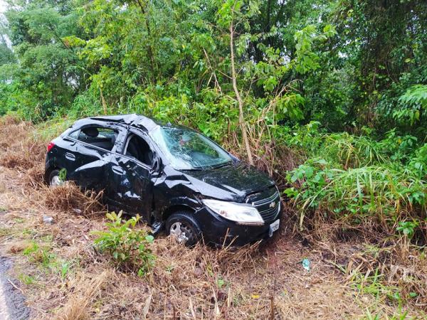 Veículo teve estragos consideráveis (Foto: Valdemir Ribeiro do Nascimento)