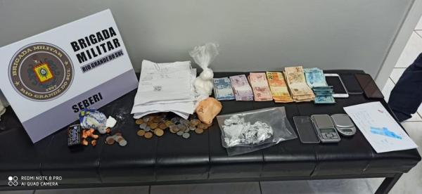 Entorpecentes e materiais apreendidos com a jovem (Foto: Divulgação/37º BPM)
