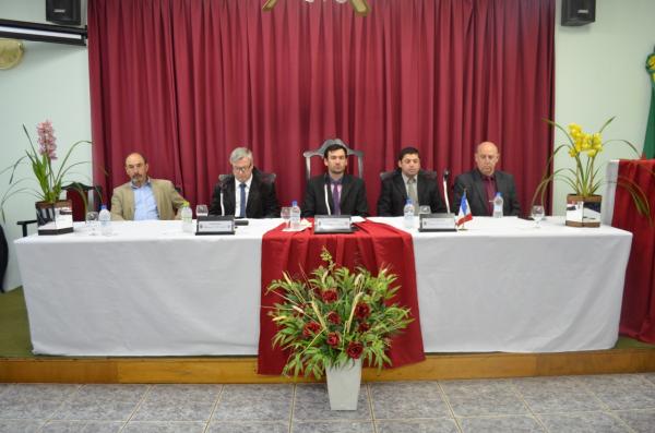 A Sessão Solene contou a presença do prefeito, Clairton Carboni e o vice-prefeito, Valdir Soares. (Foto: Divulgação)