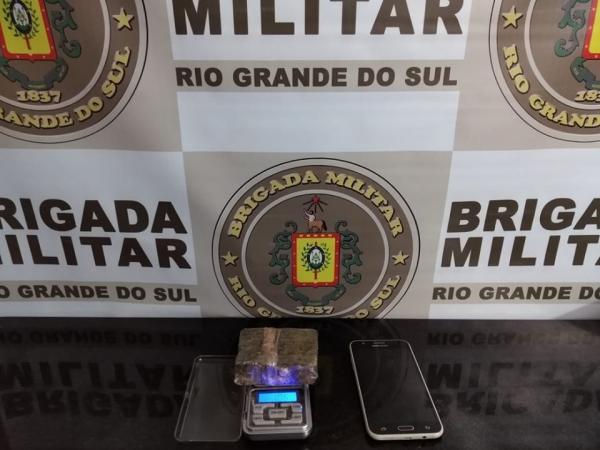 Indivíduo e a droga apreendida foram encaminhados à Delegacia da Polícia Civil de Santo Augusto para os trâmites legais (Foto: Divulgação/BM)