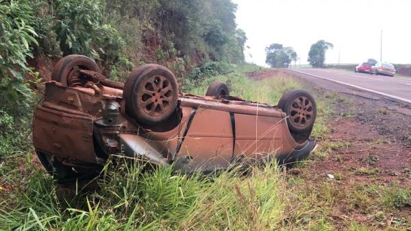 Motorista da GM Meriva seguia em direção à BR 468 quando perdeu o controle, saiu da pista e capotou (Fotos: Diones Roberto Becker)