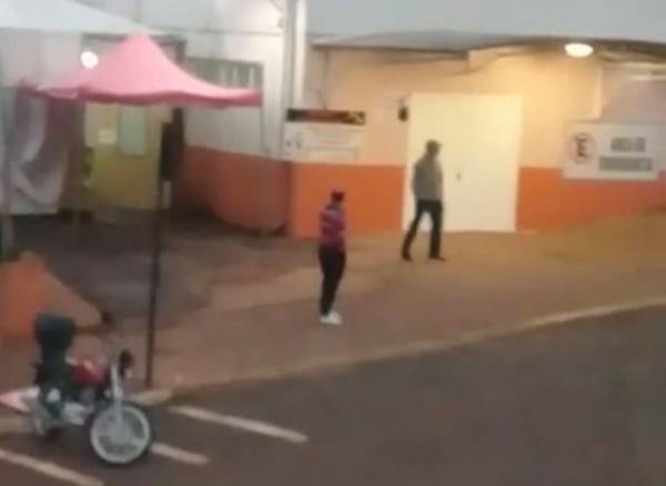 Momento em que o homem desabafa em frente ao Hospital Santo Antônio de Tenente Portela (Foto: Reprodução)