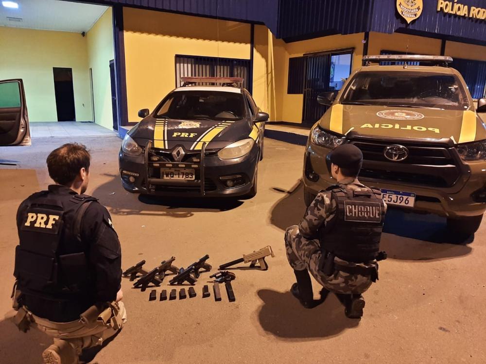 Armas de fogo e acessórios estavam escondidos no painel do carro (Foto: Divulgação | PRF)