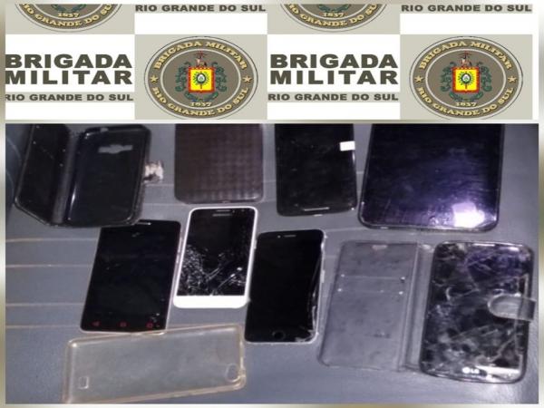 Objetos que foram encontrados com o indivíduo no momento da prisão (Foto: Divulgação/Brigada Militar)