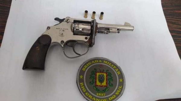 Armamento foi apreendido e o registro efetuado junto à Delegacia da Polícia Civil (Foto: Divulgação/BM)