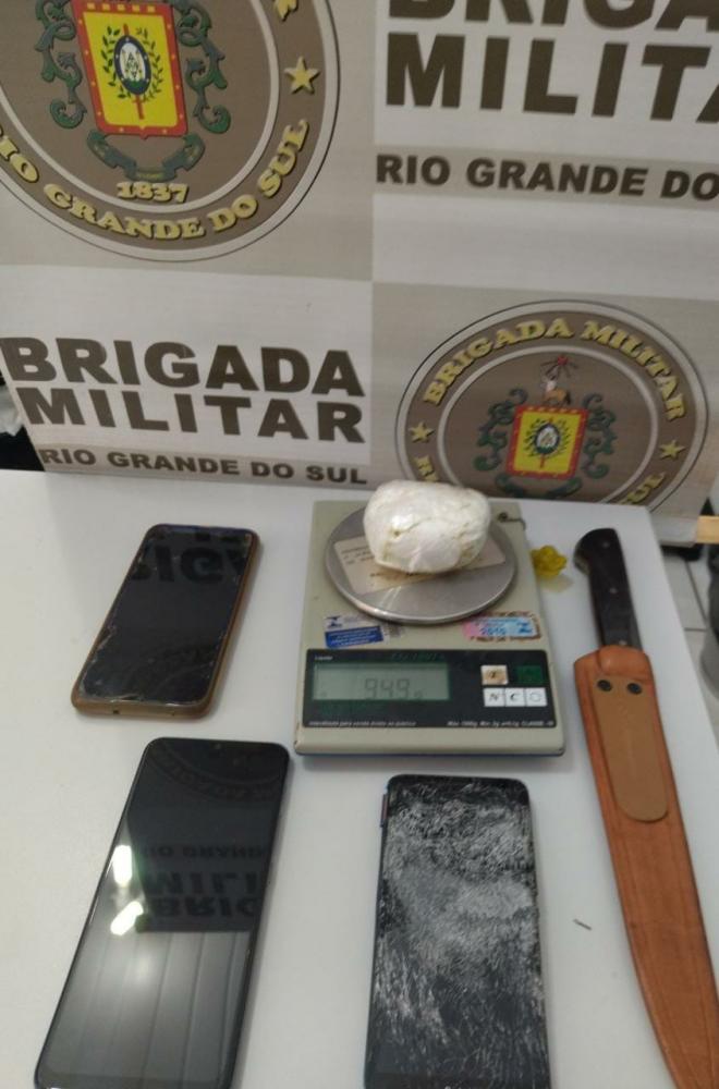 Com a dupla, foi encontrada uma porção de cocaína pesando aproximadamente 94 gramas (Foto: Divulgação | BM)