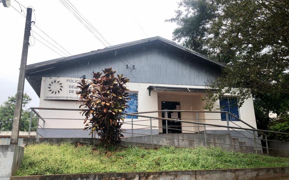 Acompanhado do Conselho Tutelar, o adolescente foi apresentado na Polícia Civil (Foto: Diones Roberto Becker)