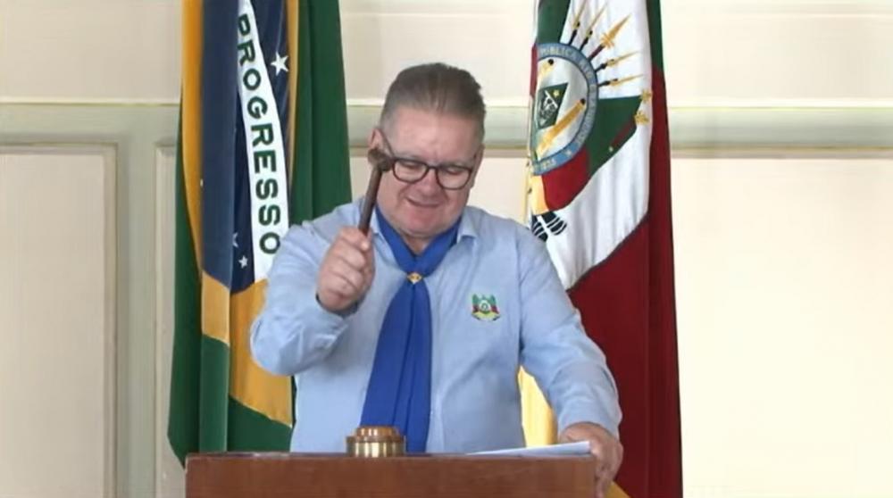 Governador do estado, Ranolfo Viera Junior, batendo o martelo do leilão (Foto: Reprodução)