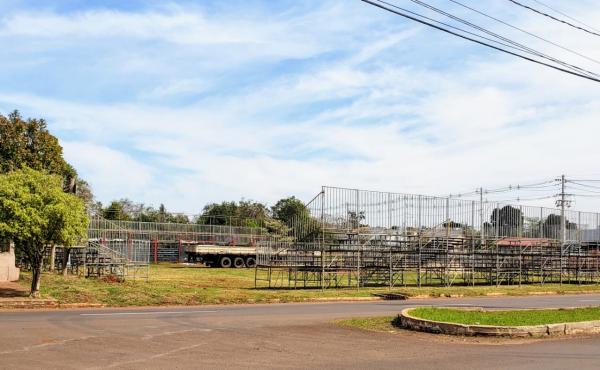 A arena esta sendo montada no local onde tradicionalmente Tenente Portela recebe espetáculos como circos, ou seja, na Avenida Santa Rosa próximo ao trevo de saída para Derrubadas. (Foto: Jalmo Fornari)