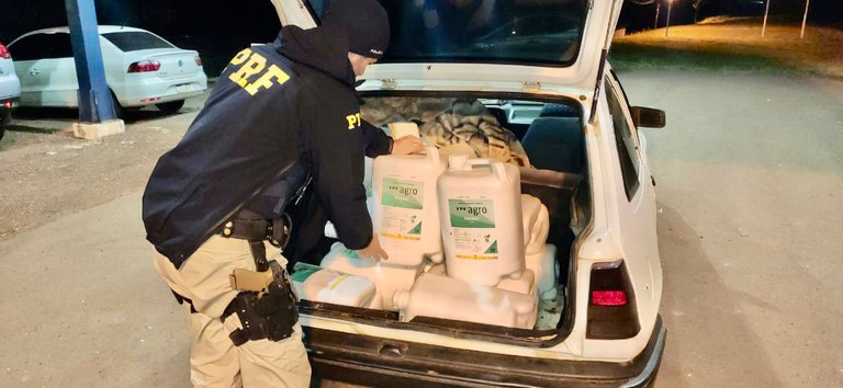 Embalagens estavam no porta-malas de um GM Kadett (Foto: Divulgação | PRF)
