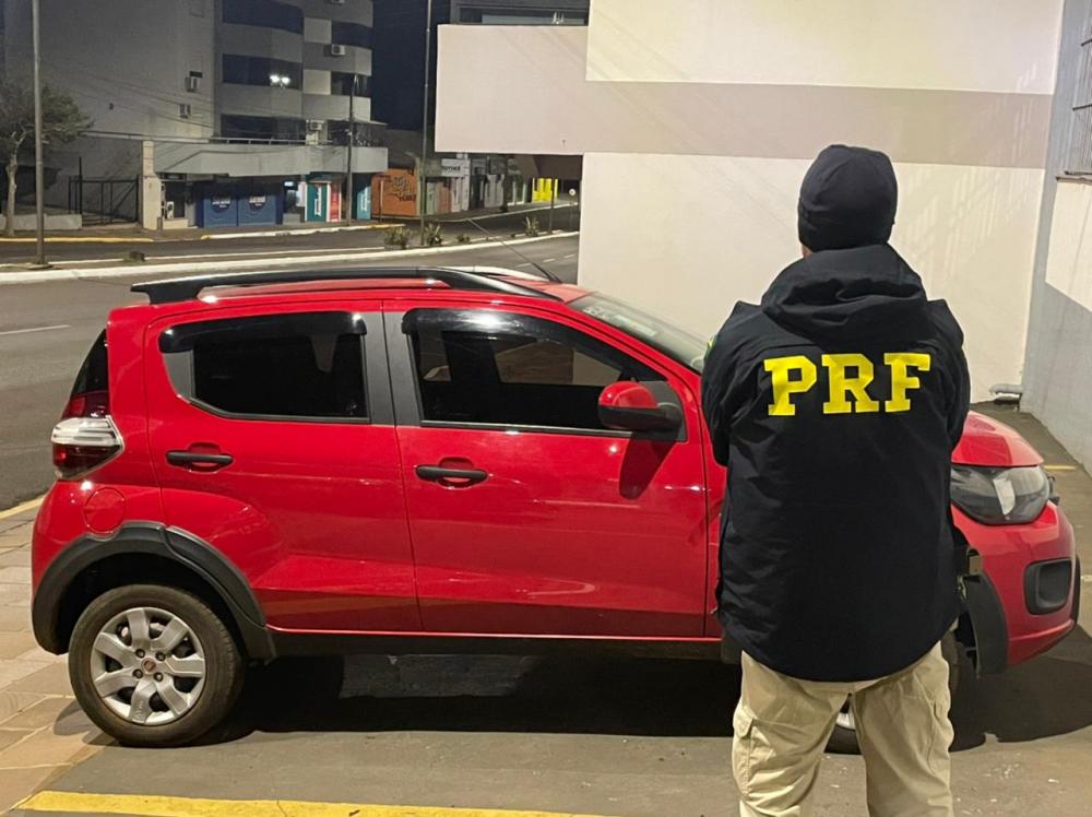 Fiat Moby foi recuperado poucas horas depois do roubo (Foto: Divulgação | PRF)