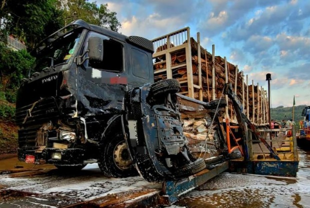 Automóvel foi atingido por um caminhão que também estava na balsa (Foto: Divulgação | Corpo de Bombeiros)