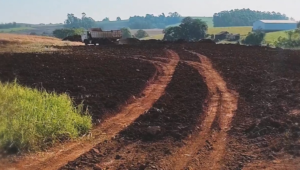 Serviços de Terraplanagem estão sendo feitos pelas equipes da prefeitura (Foto: Reprodução)