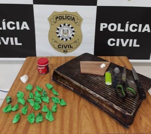 Droga foi apreendida e a traficante encaminhada para o registro na Delegacia da Polícia Civil e, posteriormente, ao Presídio de Três Passos (Foto: Divulgação/Polícia Civil)