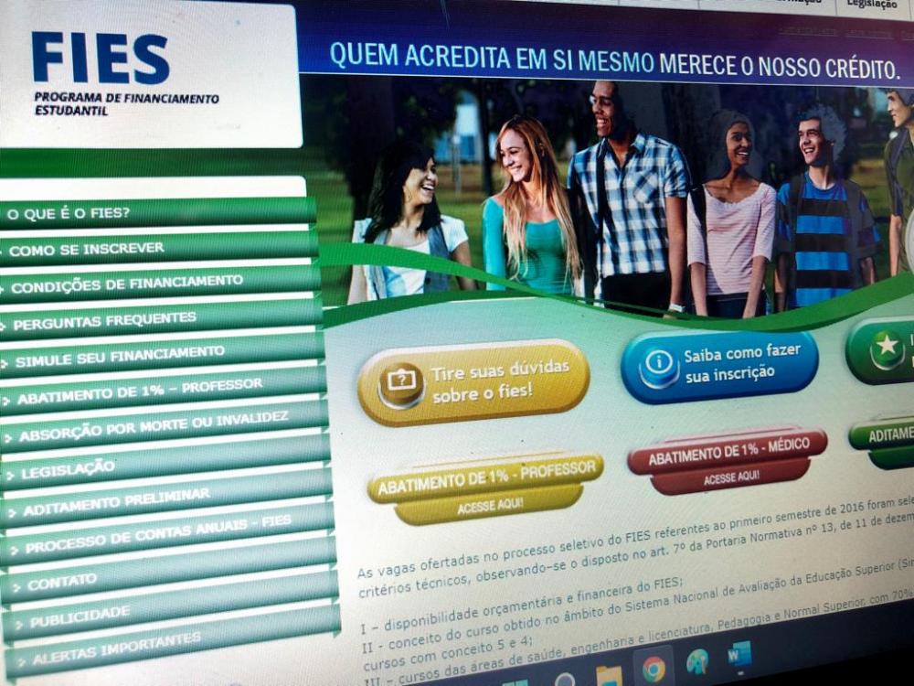 Além do aplicativo da CEF, os acordos poderão ser firmados no site do FIES (Foto: Diones Roberto Becker)